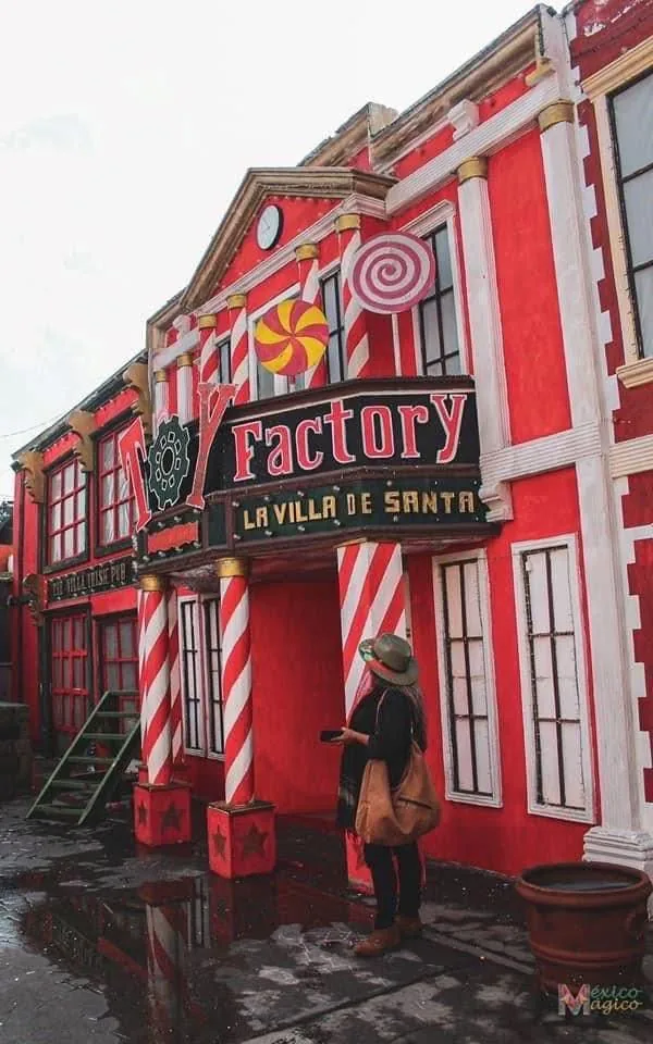 Fachada temática La Villa de Santa