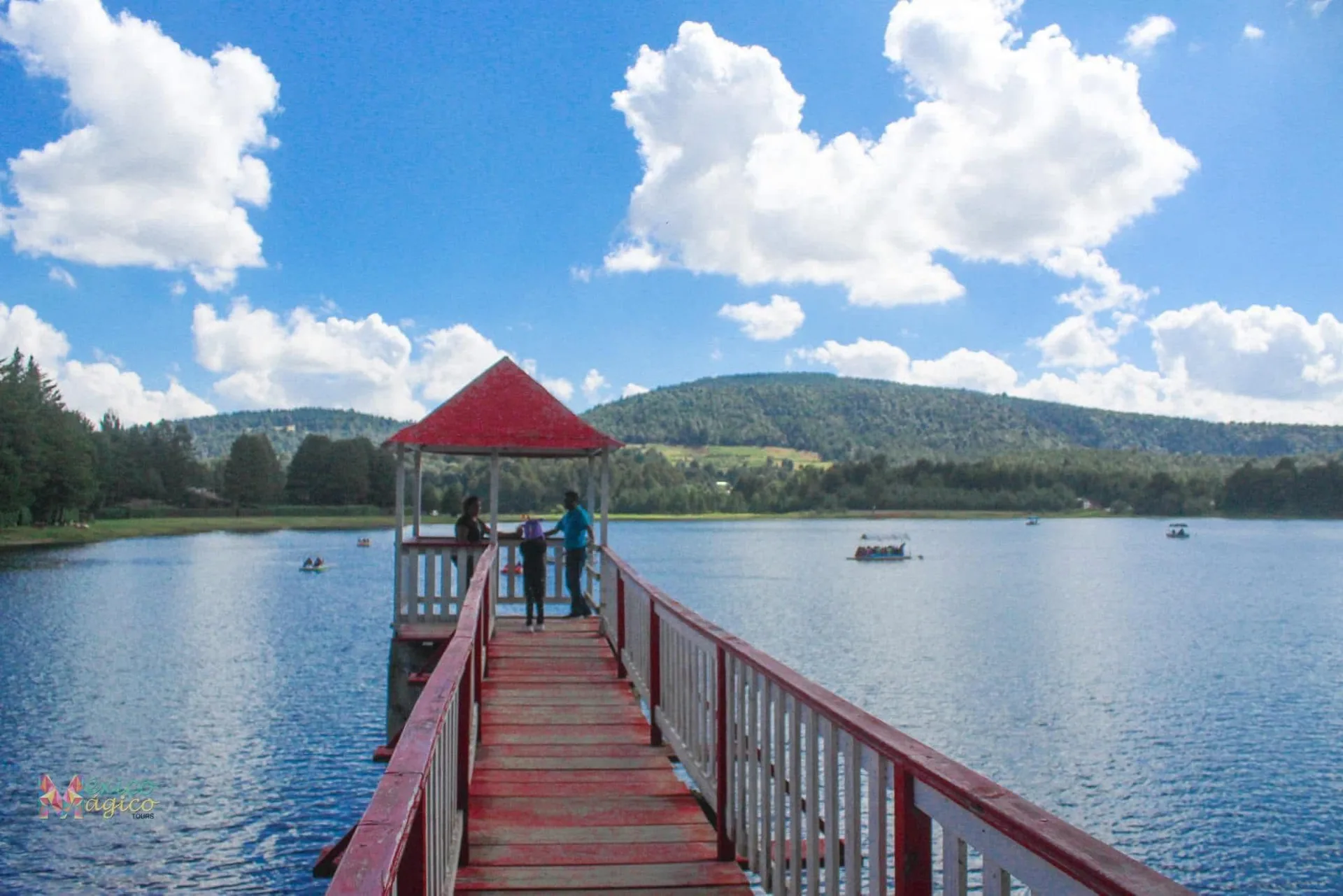Muelle sobre un lago rodeado de montañas